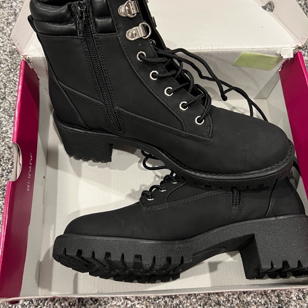 New in box 7.5 black boots